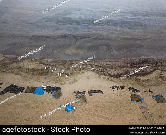 21 January 2022, Peru, Ancon: Units are engaged in cleaning up the beach and sea after an oil spill at the La Pampilla refinery
