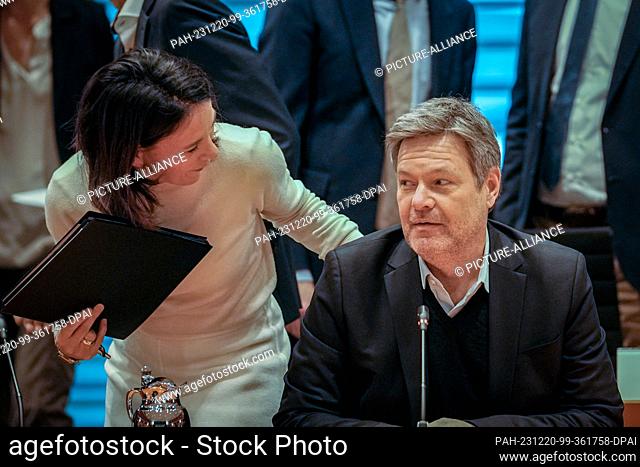 20 December 2023, Berlin: Robert Habeck (l, Alliance 90/The Greens), Federal Minister for Economic Affairs and Climate Protection and Vice-Chancellor