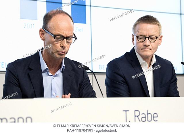 Dr. Thomas RABE (left, Chairman of the Management Board, CEO) and Bernd HIRSCH (Member of Management, CFO, CFO), answer journalists' questions, talk, talk