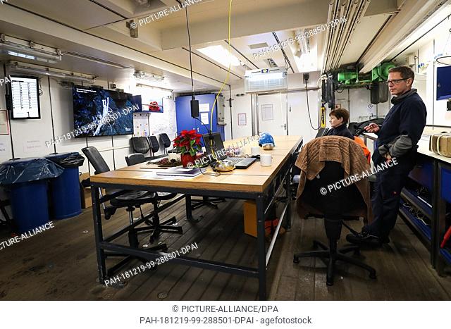 19 December 2018, Hamburg: View into an examination and working room on the research vessel ""Meteor"" during a press tour