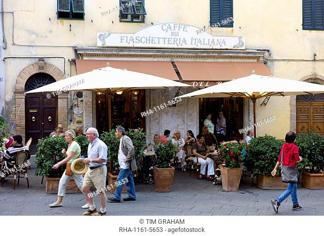 Diners eat al fresco at restaurant and bar Caffe 1888 Fiaschetteria Italiana in Piazza del Popolo, Montalcino, Val D'Orcia, Tuscany, Italy