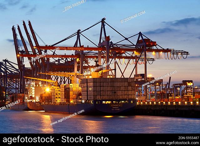 Containerschiff Evridiki G am Containerterminal Burchardkai im Tiefwasserhafen Hamburg-Waltershof aufgenommen am Abend des 15. Mai 2014