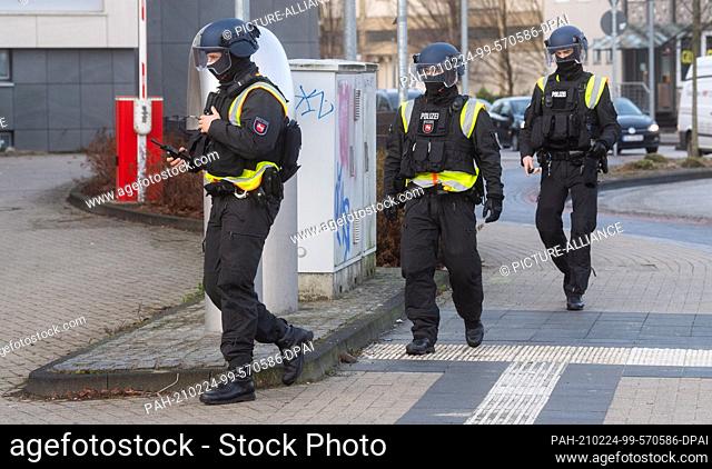 24 February 2021, Lower Saxony, Celle: Police officers secure the Higher Regional Court. The verdict is expected in the trial of A