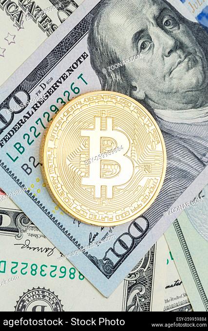 Stuttgart, Deutschland - 15. März 2021: Bitcoin Krypto Währung online bezahlen digital Geld Kryptowährung US-Dollar Wirtschaft Finanzen Hochformat in Stuttgart