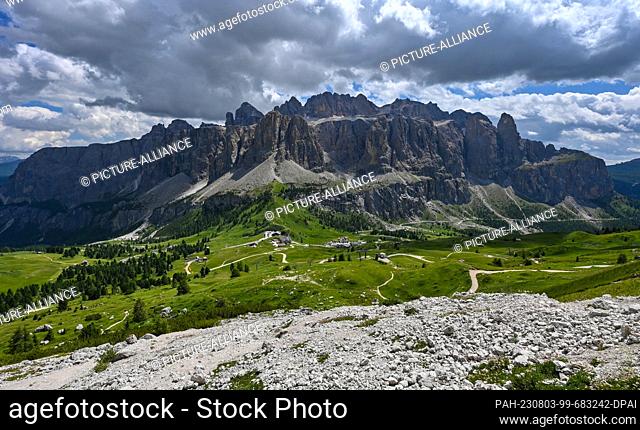 20 July 2023, Italy, Wolkenstein: The mountain peaks Sella Group - Gruppo di Sella - in the Dolomites in South Tyrol. Photo: Patrick Pleul/dpa