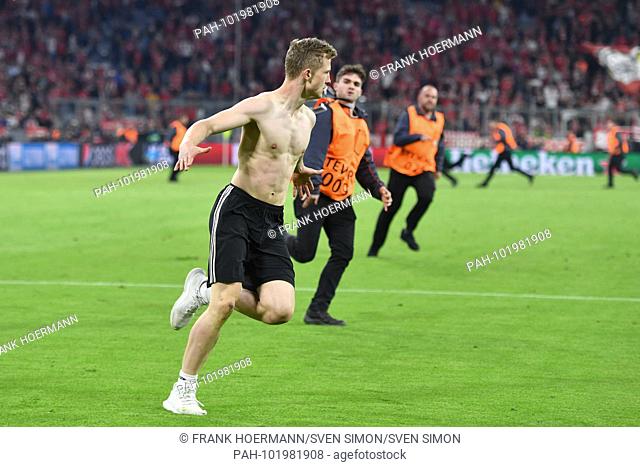 Flitzer run after the game on the court to the players of Real and have to be stopped by Ordnungskraeften, Champions League, semi-finals