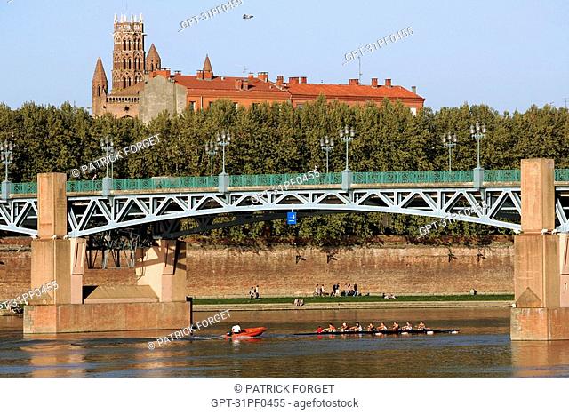 BOAT AND OARSMEN ON THE GARONNE, JACOBINS CONVENT AND SAINT PETER'S BRIDGE, CITY OF TOULOUSE, HAUTE-GARONNE 31, FRANCE