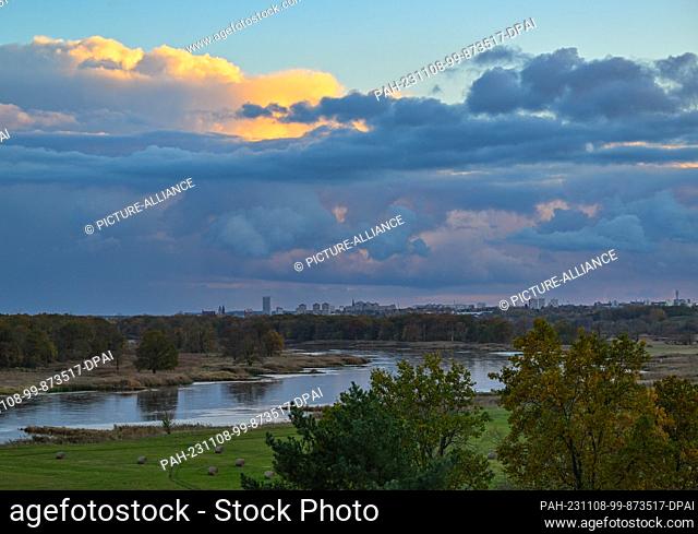 PRODUCTION - 08 November 2023, Brandenburg, Lebus: View from the Oder slopes over the autumnal landscape along the German-Polish border river Oder towards...