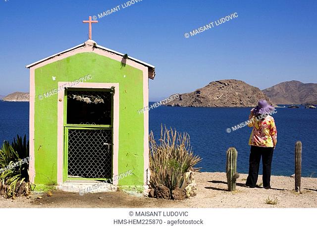 Mexico, Baja California Sur, Sea of Cortez listed as World Heritage by UNESCO, Bahia Concepcion, oratory at the edge of the road