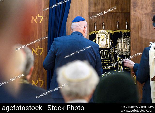 10 December 2023, Saxony-Anhalt, Magdeburg: Jewish men close the Torah closet after a prayer in the New Synagogue Magdeburg