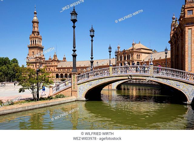 Pasarela sobre el canal en la Plaza de España contra el cielo claro, Sevilla, España