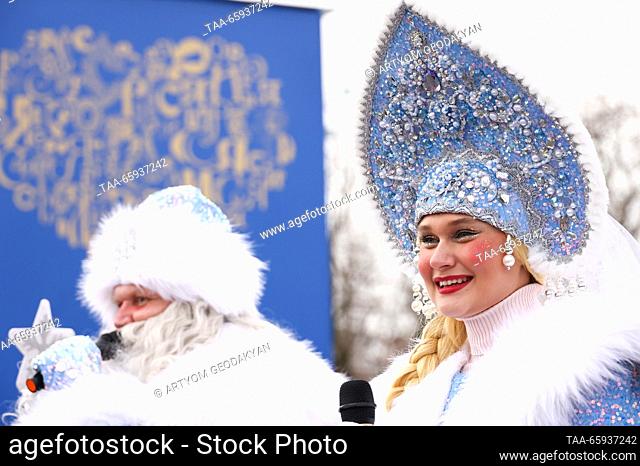 RUSSIA, MOSCOW - 20 de diciembre de 2023: El P. Frost y Snow Maiden son vistos durante la exposición internacional de Rusia Expo y el foro en el centro de...