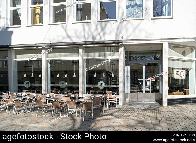 wegen der Corona-Pandemie geschlossene Cafés am sonst sehr belebten Gehrenberg in der Altstadt in Bielefeld / Cafés in the old town in Bielefeld