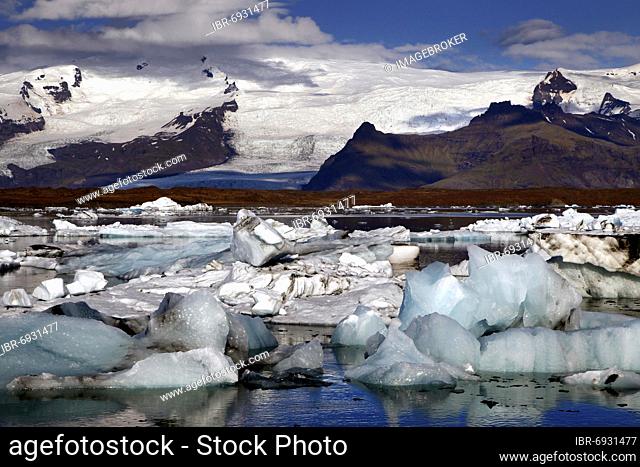 Icebergs, floating ice chunks, glacial ice, glacier, calving glacier, glacier lagoon, glacier lake, Jökulsárlon glacier lagoon, Vatnajökull glacier, south coast
