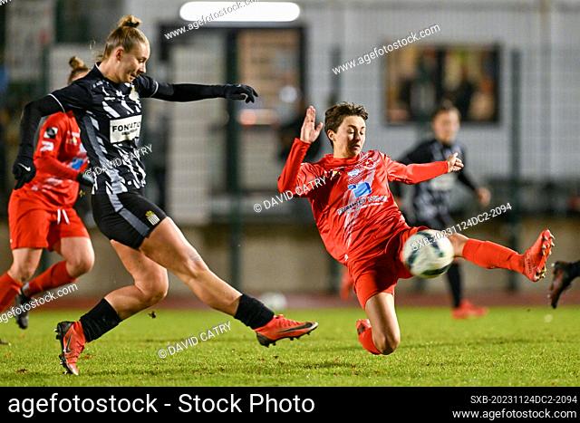 Celia Ernesti (29) of Charleroi pictured fighting for the ball with Camille Dinjart (8) of Woluwe during a female soccer game between FC Femina White Star...