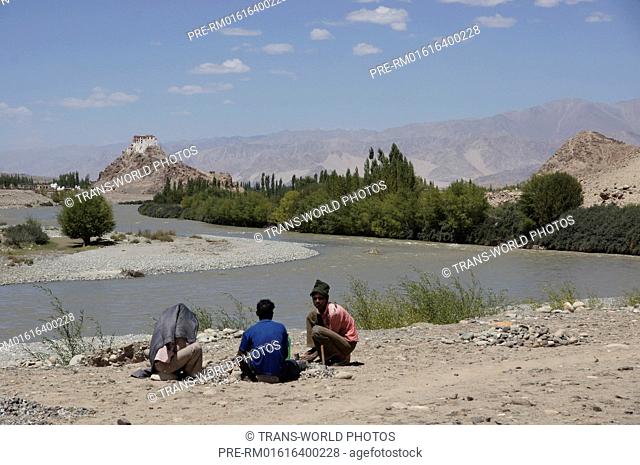 Landscape between Karu and Stakna with Indus River and Stakna Monastery, Manali-Leh Highway, Jammu and Kashmir, India / Landschaft zwischen Karu und Stakna mit...