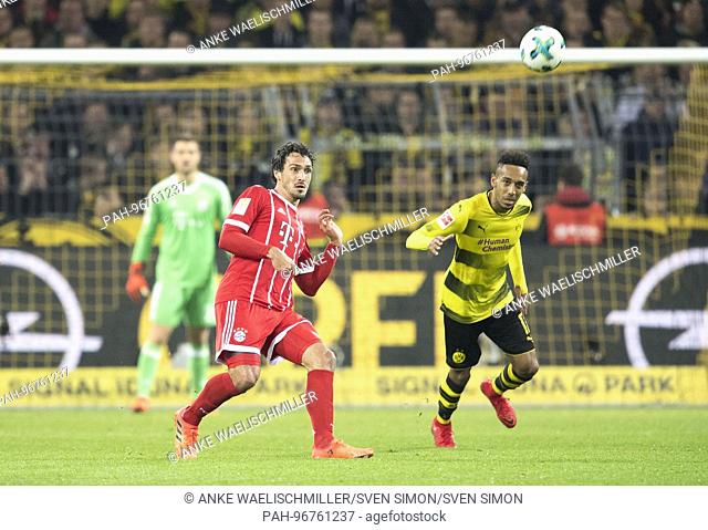 Mats HUMMELS (M) in AKtion, r. Pierre-Emerick AUBAMEYANG (DO), Fussball 1. Bundesliga, 11. Spieltag, Borussia Dortmund (DO) - FC Bayern Munich (M) 1:3, am 04