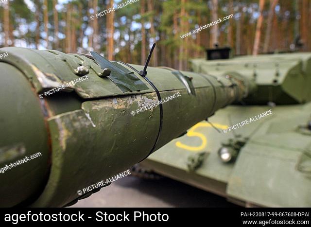 17 August 2023, Saxony-Anhalt, Klietz: Adhesive tape is stuck to the gun barrel of a Leopard 1 A5 main battle tank at the Klietz training area