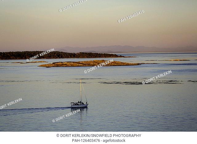 14.09.2014, Canada, coast off Victoria on Vancouver Island, rocks, sailboat, sunset, sea Photo: Snowfield Photography, | usage worldwide