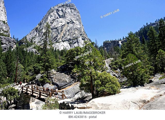 Footpath at Emerald Pool, bridge over the Merced River in front, Liberty Cap behind, Yosemite National Park, USA