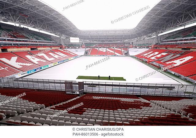 Zwei Green-Keeper pflegen am 26.11.2016 in Kasan, Russland, ein Rasenstück im Kazan Arena Stadion. Das restliche Spielfeld im Stadion ist zum Schutz gegen...