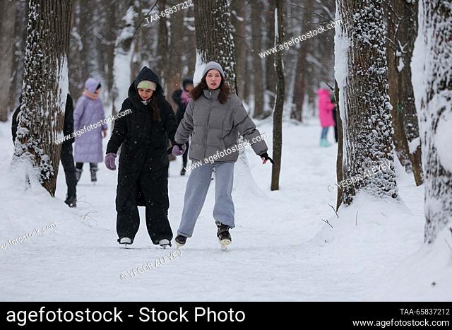 RUSSIA, KAZAN - DECEMBER 17, 2023: People skate on an ice skating rink at the Dubrava eco park. Yegor Aleyev/TASS