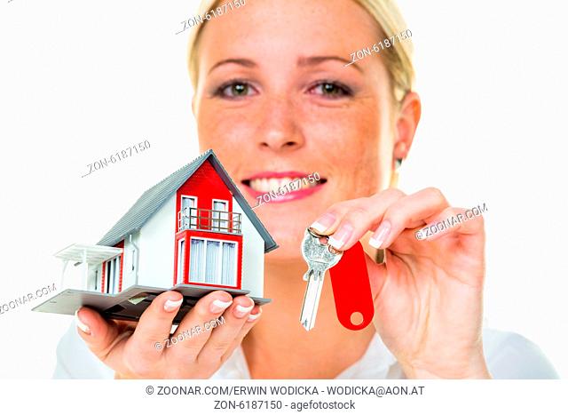 Ein Makler für Immobilien mit einem Haus und einem Schlüssel. Erfolgreiche Vermietung und Hausverkauf durch Immobilienmakler