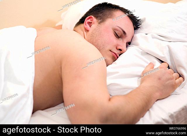 junger Mann im Bett