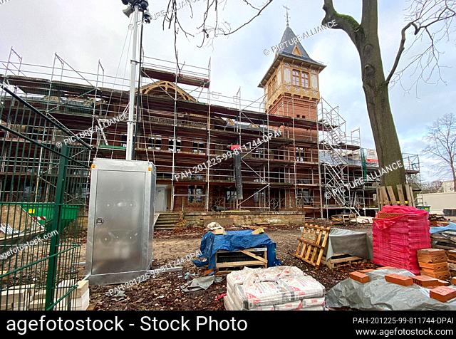 25 December 2020, Berlin: The ""Eierhäuschen"" in the Plänterwald is becoming more and more visible. After the tarpaulins have been removed