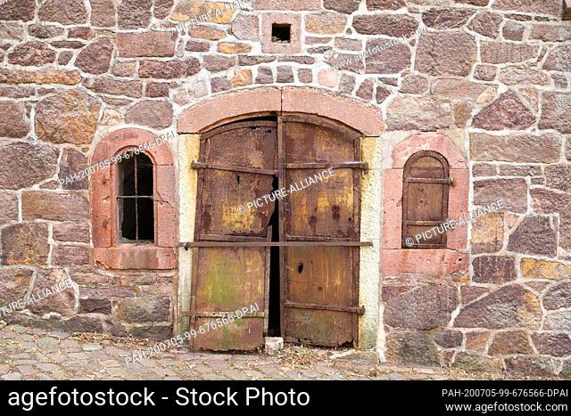 29 June 2020, Saxony, Leisnig: The entrance to an old rock cellar. Like many other small towns with medieval roots, Leisnig has a high degree of overbuilding