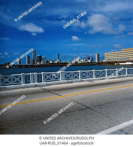 Die Skyline von Miami, Florida, USA 1980er Jahre. The Skyline of Miami, Florida, USA 1980s
