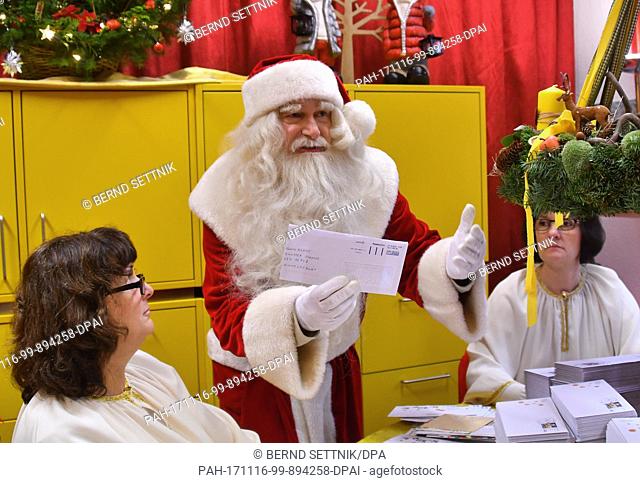 Pupils of the ""Drei See"" elementary school in Fuerstenberg can be seen during the opening of the Christmas post office in Himmelpfort, Germany