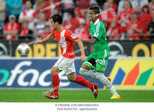 Mainz' Shinji Okazaki vies for the ball with Wolfsburg's Luiz Gustavo during the Bundesliga match beween 1.FSV Mainz 05 and VfL Wolfsburg at Coface Arena in...