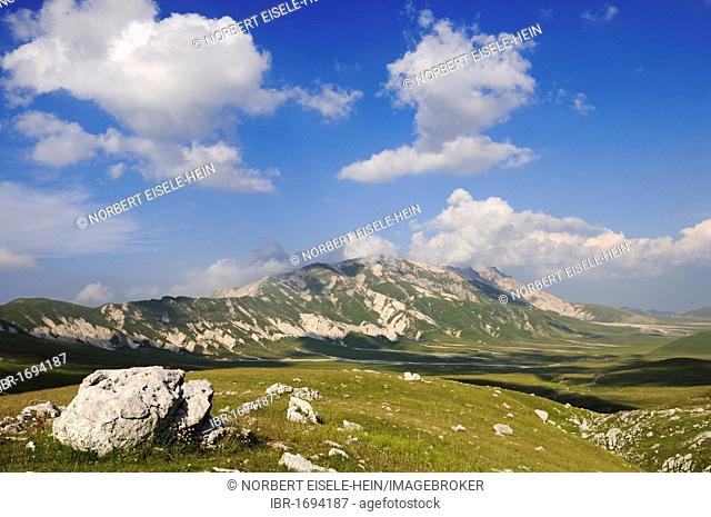 Monte Prena, Monte Camicia, Campo Imperatore, Gran Sasso National Park, Abruzzo, Italy, Europe