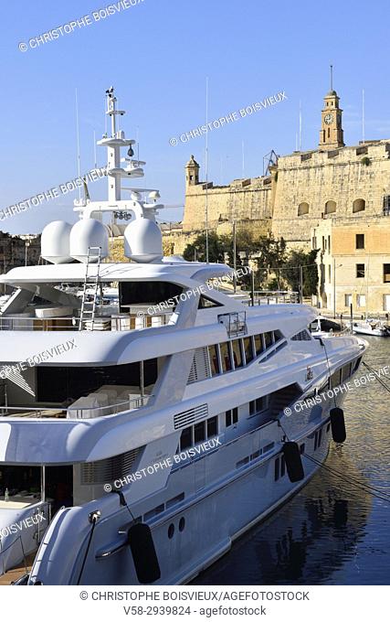 Malta, World Heritage Site, Valletta, Birgu (Vittoriosa), Luxurious yacht and fort Saint Angelo