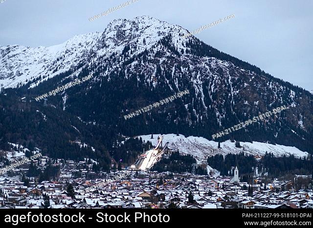27 December 2021, Bavaria, Oberstdorf: Nordic skiing/ski jumping: World Cup, Four Hills Tournament. View of Oberstdorf with the Schattenberg ski jump