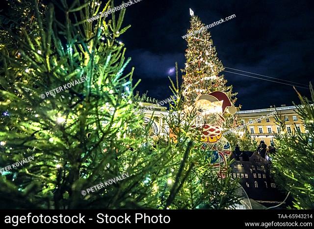 RUSSIA, ST PETERSBURG - DECEMBER 20, 2023: A ceremony to light up the main Christmas tree of St Petersburg takes place in Palace Square