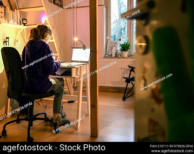 08 January 2021, Berlin: A girl is sitting at her desk at home doing assignments for school. Photo: Kira Hofmann/dpa-Zentralbild/ZB