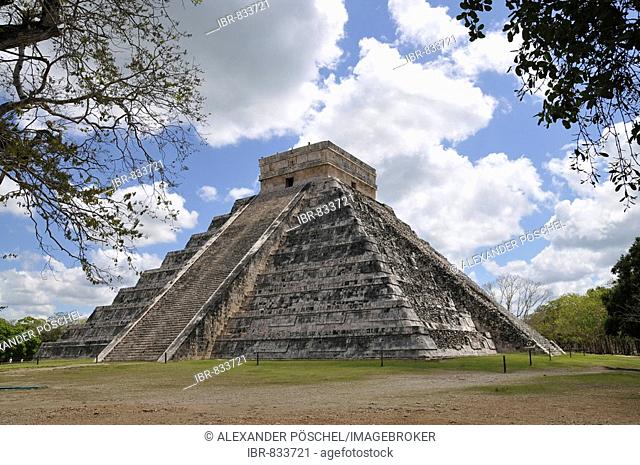 Temple of Kukulkan Pyramid, Zona Nord, Chichen-itza, new wonder of the world, Mayan and Toltec archaeological excavation, Yucatan Peninsula, Mexico
