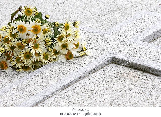 Bouquet of daisies on a tombstone, Paris, France, Europe