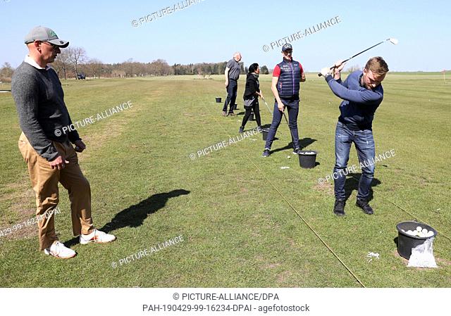 19 April 2019, Mecklenburg-Western Pomerania, Ribnitz-Damgarten: Golf instructor Tom Siegfried (l-r) and the participants Robert van der Wal, Carmen Hacker