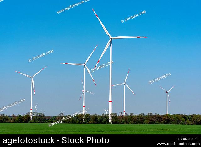 Windturbinen in einem landwirtschaftlichen Gebiet in Deutschland gesehen