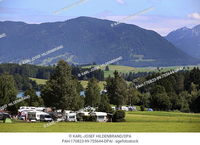Caravans, camper vans and tents at a camping site at Forggensee lake near Dietringen, Germany, 23 August 2017. Photo: Karl-Josef Hildenbrand/dpa