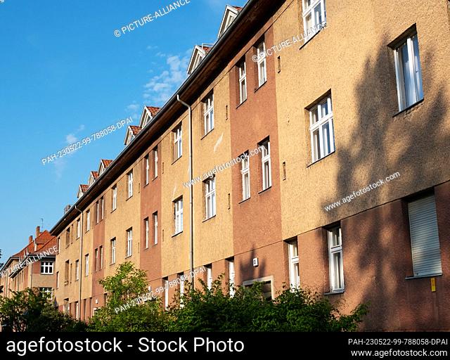 20 May 2023, Berlin: 20.05.2023, Berlin. Simple apartment buildings from the 1930s with basic rental apartments stand in the Steglitz district