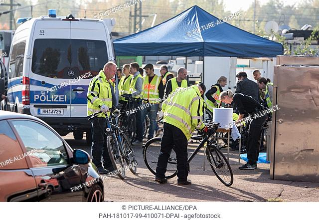 17 October 2018, Bavaria, Munich: Police employees check bicycles on company premises in the Rothenburgsort district. During a raid this morning