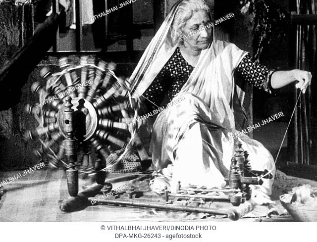 woman weaving on spinning wheel ; NO MR (1119)