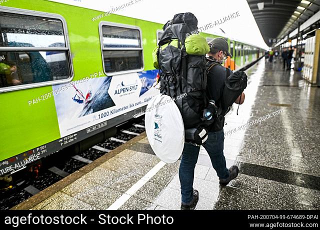 04 July 2020, Schleswig-Holstein, Westerland/Sylt: Passengers of the new Alpen-Sylt night express from Sylt to Salzburg of the railway provider RDC walk across...
