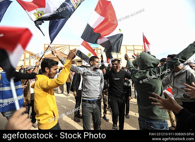 10 December 2023, Egypt, Sheikh Zuweid: Egyptians cheer outside a polling station during the presidential election. Photo: Gehad Hamdy/dpa