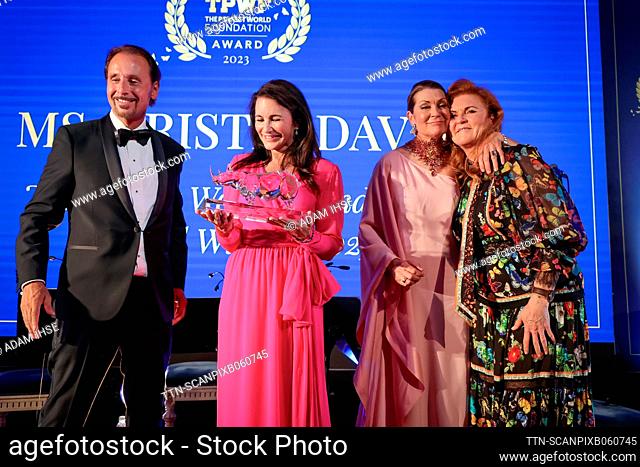 GOTHENBURG 20230914 Sarah Ferguson, Duchess of York hands over the honorary award ""The Perfect World Foundation Award"" to american actress Kristin Davis...