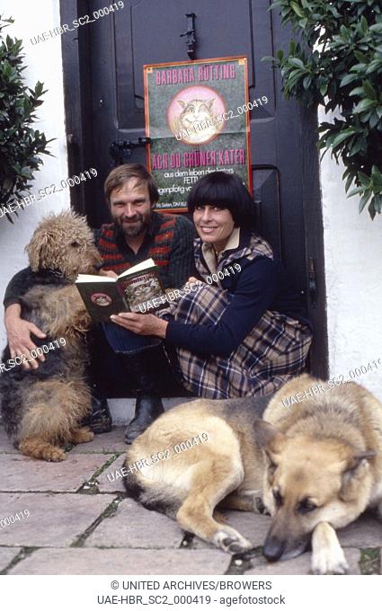 Die deutsche Schauspielerin Barbara Rütting mit Lutz Hochstraate und den Hunden Rüpel (rechts) und Minchen, Deutschland 1970er Jahre